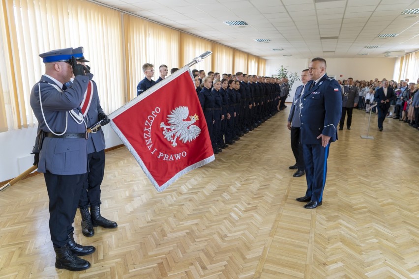 Uroczyste ślubowanie przyjętych do służby 38. nowych policjantów w województwie kujawsko-pomorskim [zdjęcia]