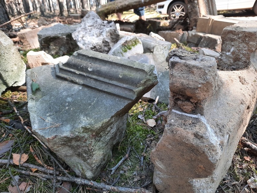 Spod śmieci wydobywają poniemiecki cmentarz. Mieszkańcy Lipna chcieliby naprawić błędy przodków. Chociażby w tak symboliczny sposób