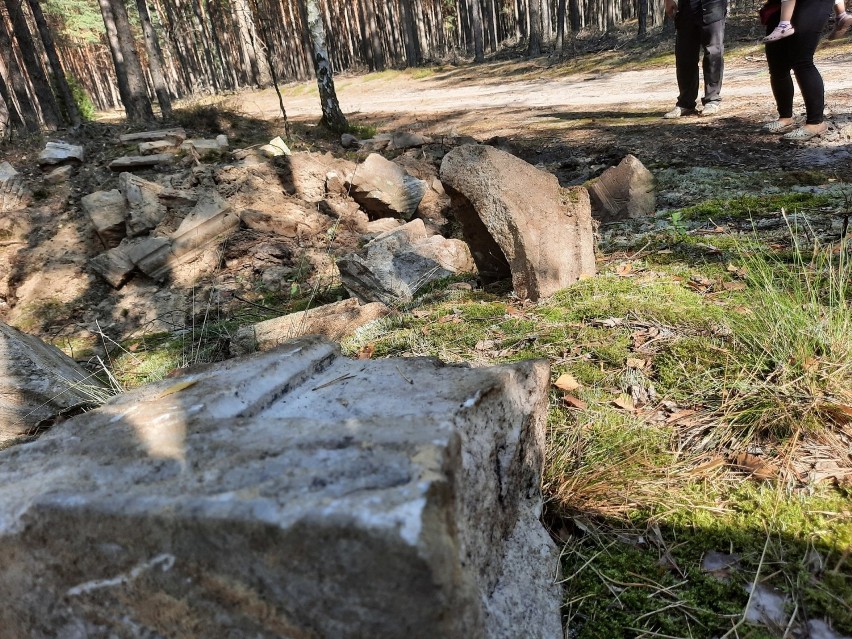 Spod śmieci wydobywają poniemiecki cmentarz. Mieszkańcy Lipna chcieliby naprawić błędy przodków. Chociażby w tak symboliczny sposób