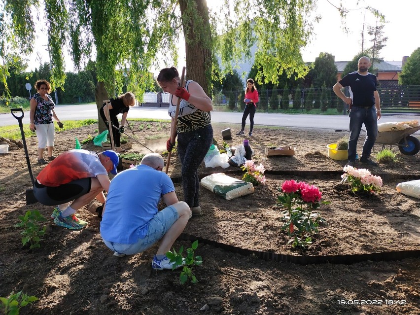 Radomsko. Dzięki radnej, pomocy sąsiadów i RdR Stobiecko Miejskie zyska pięknie urządzony skwer. ZDJĘCIA