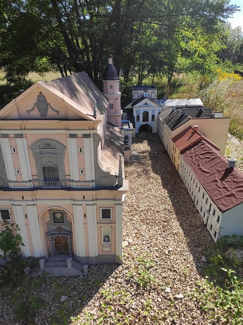 Opuszczony i zniszczony turystyczny skarb Częstochowy! Park Miniatur Sakralnych pozostaje zamknięty dla zwiedzających