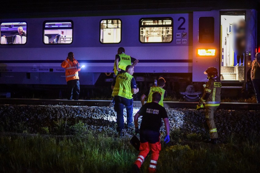 Wypadek na torach kolejowych w Lesznie. Pod kołami składu ,,Bosman'' zginął mężczyzna. Czasowo wstrzymano ruch pociągów ZDJĘCIA i FILM