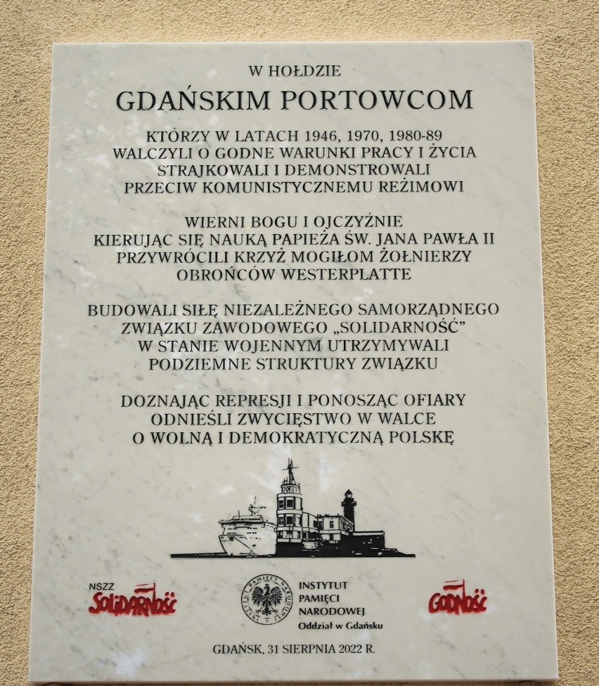 Stowarzyszenie "Godność" oraz Instytut Pamięci Narodowej upamiętnili gdańskich portowców. Odsłonięcie tablicy w Nowym Porcie