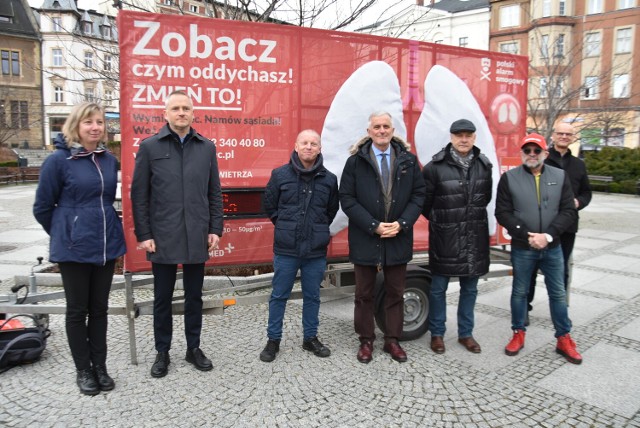Na placu Magistrackim w Wałbrxzychu stanął dwumetrowy model płuc