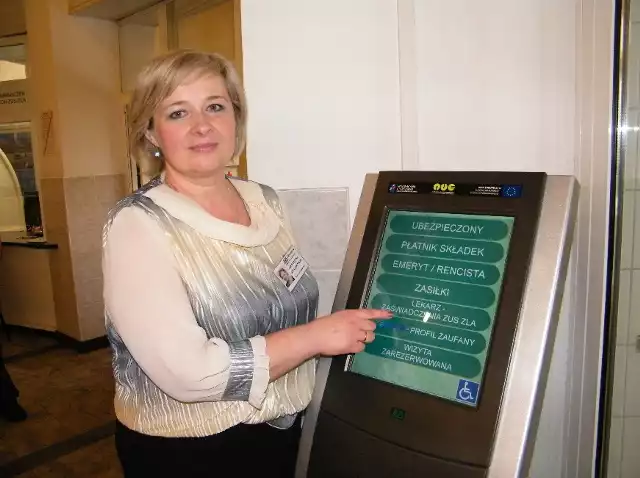 Grażyna Stuglik-Nizio z inspektoratu w Oświęcimiu prezentuje możliwości biletomatu