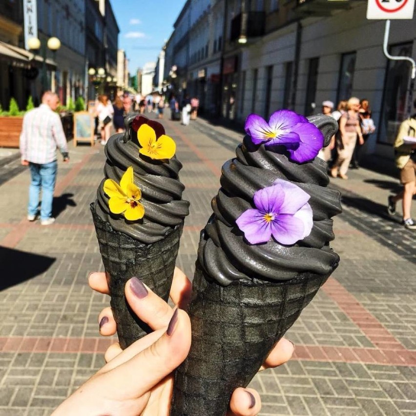 Prawdziwą furorę robią czarne lody. W Warszawie znajdziemy...