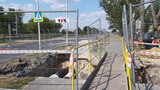 Mieszkańcy osiedla Armii Krajowej muszą uzbroić się w cierpliwość. Choć letnie przerwy w dostawie ciepłej wody są uciążliwe, ostatecznie mają przyczynić się do poprawy infrastruktury ciepłowniczej.