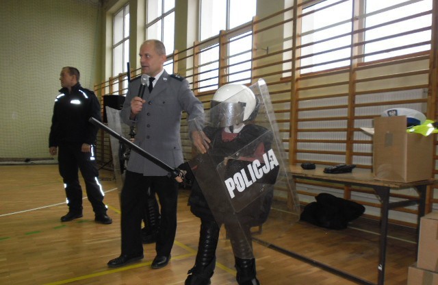 Wizyta policjantów w szkole podstawowej w Kończewicach. Dzieci dostały kamizelki odblaskowe