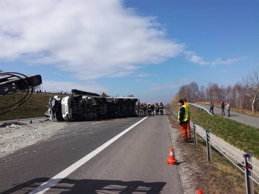 Wypadek na obwodnicy Tarnowa. Ciężarówka "stanęła dęba" [ZDJĘCIA]