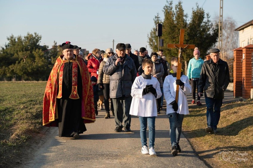 Mieszkańcy Umieszcza i okolicy poszli za cierpiącym Jezusem. Obejrzyjcie fotorelację z plenerowej drogi krzyżowej [GALERIA]