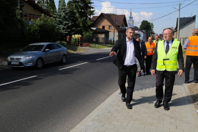 W maju odebrany został wyremontowany odcinek DW790 w gminie Ogrodzieniec. Teraz czas na budowę chodnika.