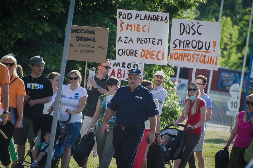 Zatrzaśnięci w osiedlowym śmietniku. Kompostownia na...