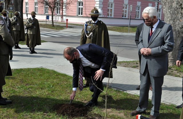 Dąb Pamięci poświęcony kpt. Władysławowi Zbrożkowi posadzono na terenie jednostki 5. batalionu strzelców podhalańskich w Przemyślu.