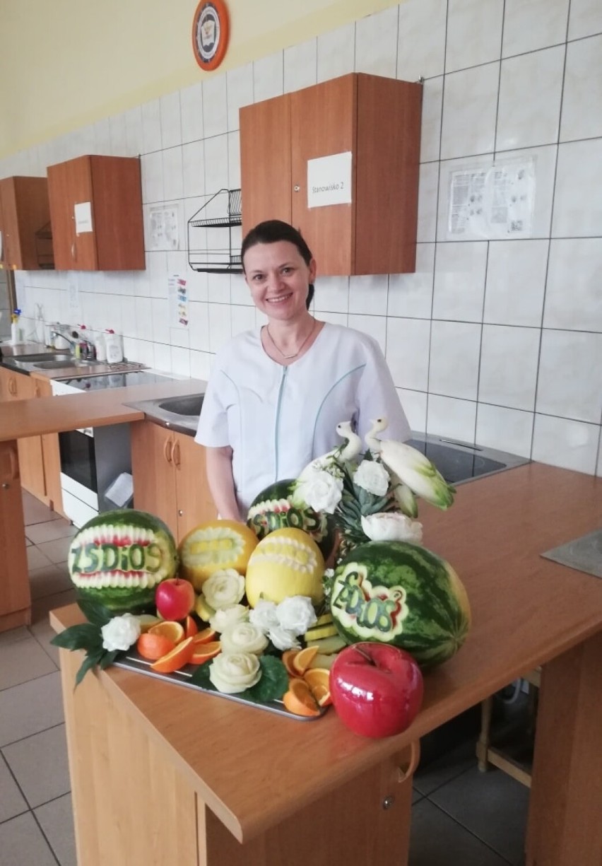 Szkolenie z carvingu w ZSDiOŚ w Radomsku. Nauczycielki wycinały dekoracje z owoców i warzyw