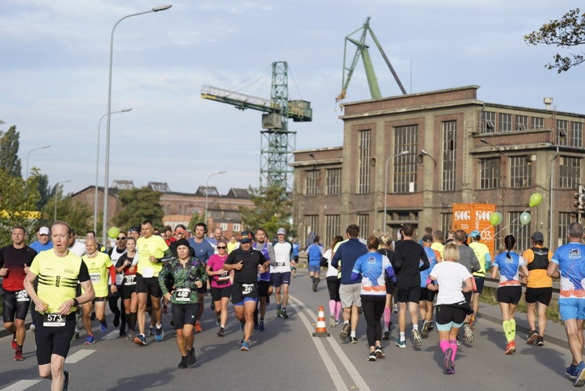 Biegacze na trasie Garmin Półmaratonu Gdańsk 2021