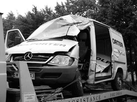 Kierowca dostawczego Mercedesa, pracownik firmy Kolporter Holding, zajmującej się rozwożeniem gazet, poniósł śmierć na miejscu. Foto: KATARZYNA WRZALIK