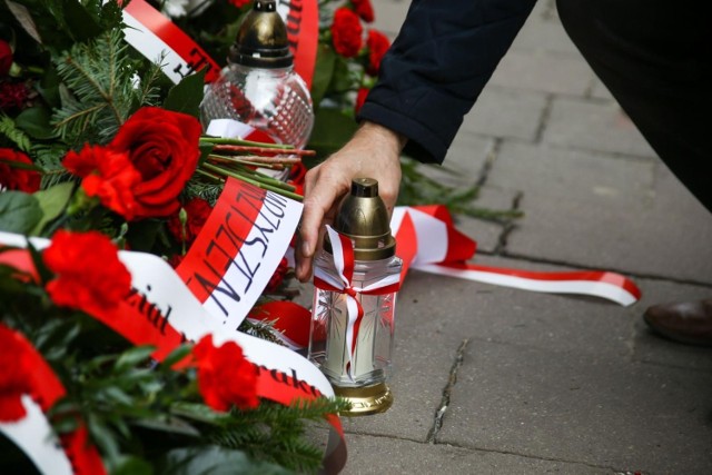 Złożenie kwiatów pod tablicą upamiętniającą Stanisława Pyjasa.