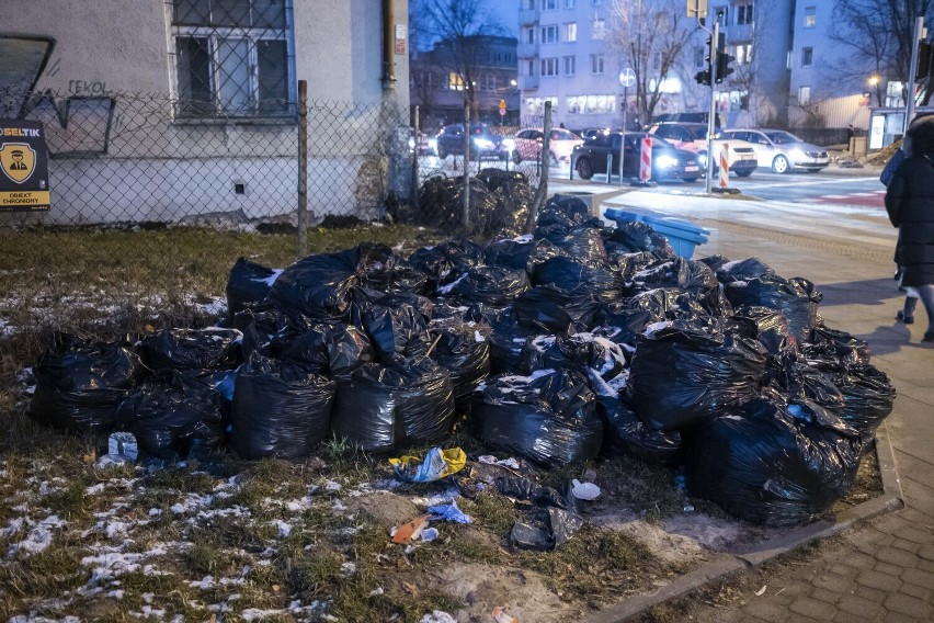 Odbiór śmieci nie taki oczywisty. Zgrabili liście jesienią, ale plastikowe worki leżą na ulicach do dziś