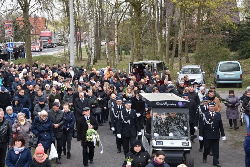 Boruja Kościelna: Pogrzeb proboszcza. Tłumy żegnały księdza