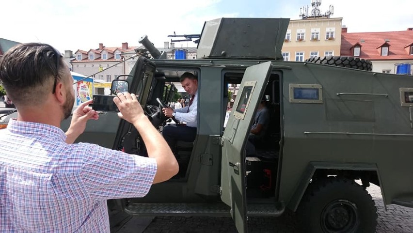 Pojazdy opancerzone na Rynku w Oświęcimiu. Muzeum Techniki Wojskowej z Rajska pochwaliło się częścią swoich zbiorów [ZDJĘCIA]