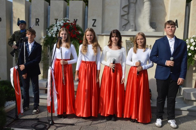 Zespół "Pasja" pod kierunkiem Anety Karbownik uświetnił swymi pieśniami uroczystość Koneckiego Września na cmentarzu