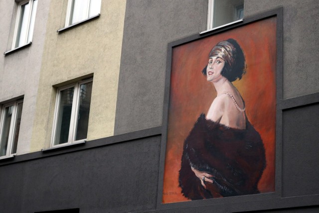 Na muralu, Pola Negri zadziornie zerka przez ramię na okna swego dawnego mieszkania