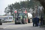 Strajk rolników. Chodziescy rolnicy blokują drogę DK11 w Popielnie. Pozostaną tam do północy