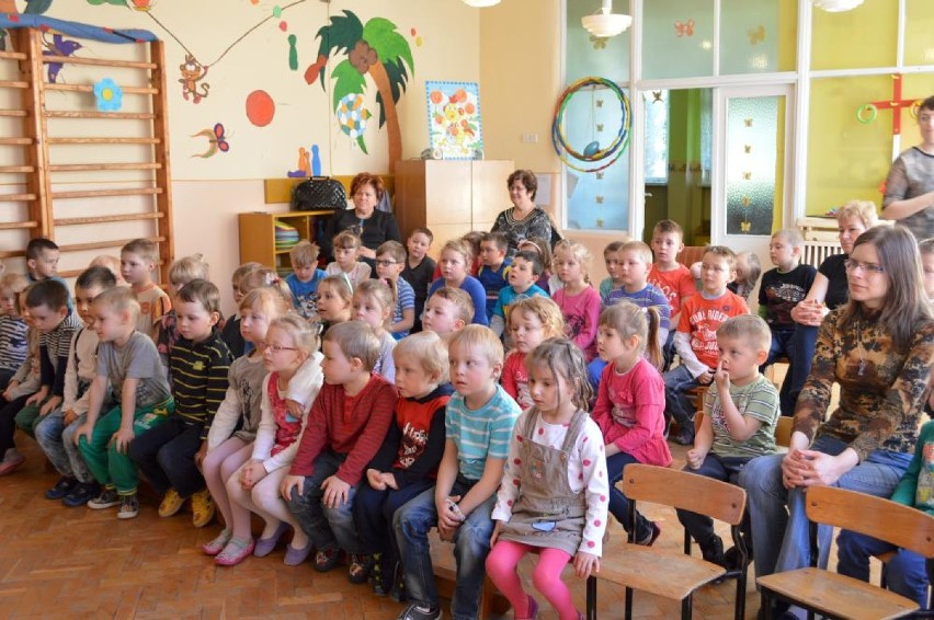 Luba Zarembińska edukuje teatralnie dzieci z małych...