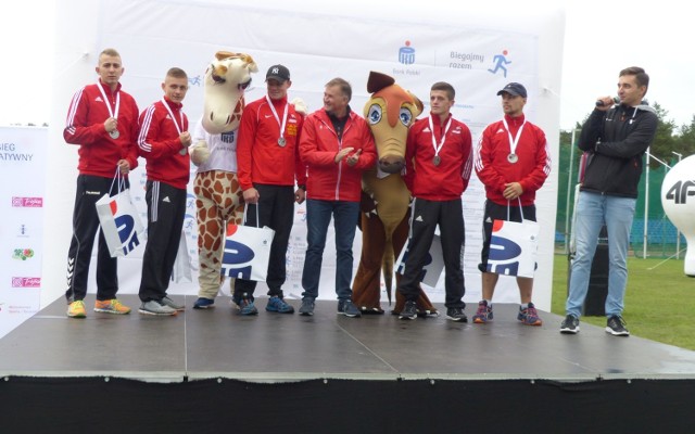Kielecki Klub Bokserski był najlepszy. Pięściarze na podium razem z Jackiem Piechotą (czwarty z lewej) z PKO Banku Polskiego i Markiem Plawgo, ambasadorem biegu (z prawej).
