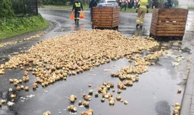 Dwie skrzynie cebuli wypadły z przyczepy ciągnika rolniczego w gminie Piotrków Kujawski