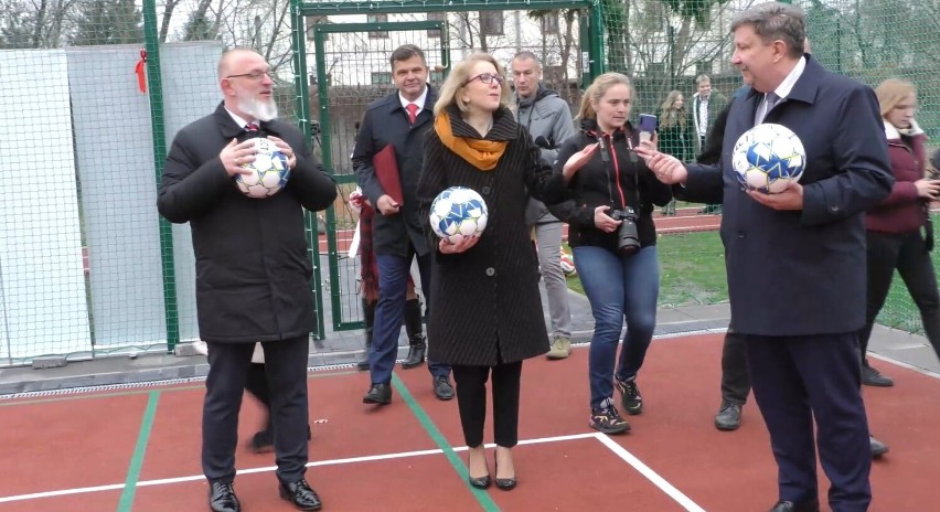 Nowe boisko przy liceum im. Chełmońskiego w Łowiczu