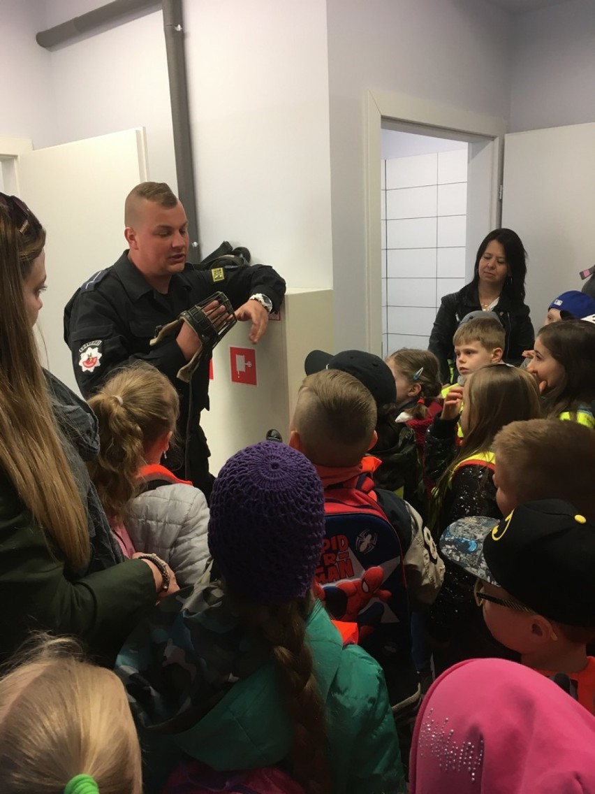 Dzieci z SP nr 1 odwiedziły lęborską komendę policji ZDJĘCIA