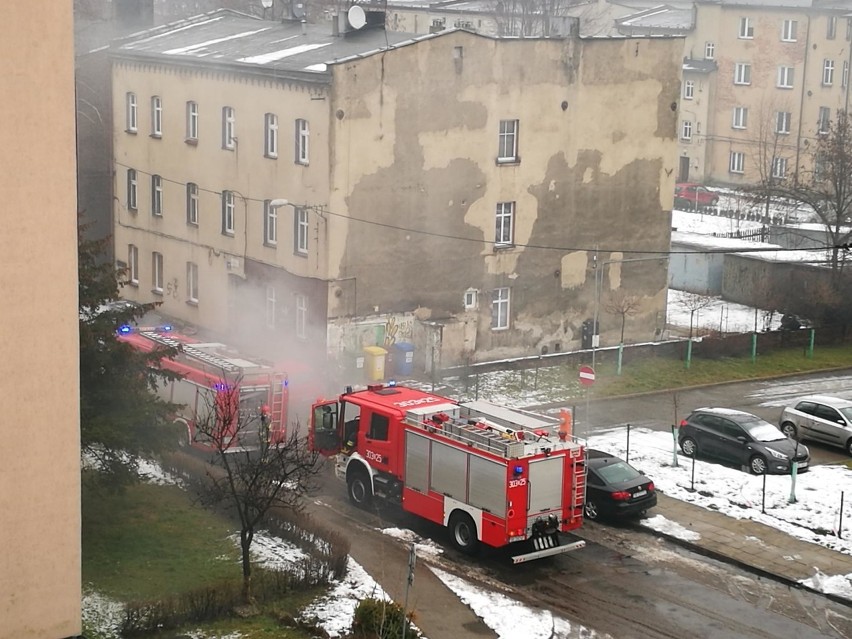 Pożar w Katowicach na ulicy Paderewskiego. Samochód stanął w ogniu