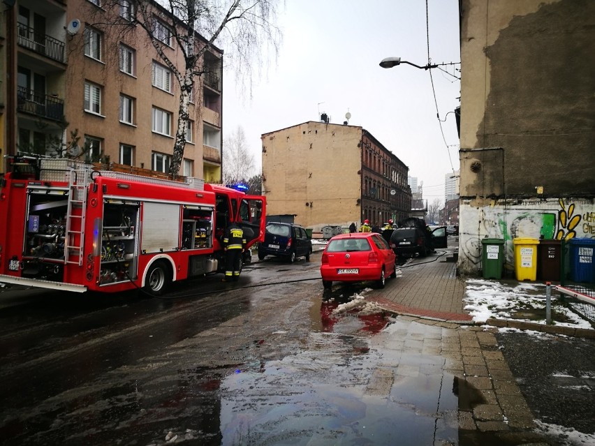 Pożar w Katowicach na ulicy Paderewskiego. Samochód stanął w ogniu