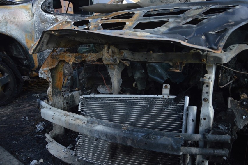 Dwa samochody spłonęły w nocy na parkingu przy Kosmonautów Polskich