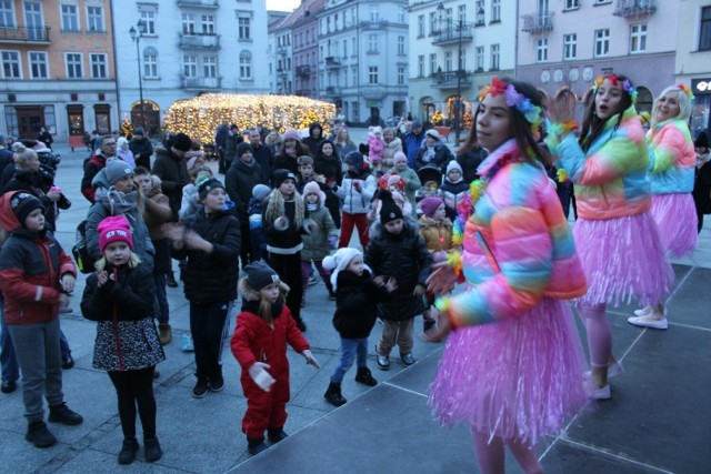 Hawajskie party. Zabawa sylwestrowa dla najmłodszych na Głównym Rynku w  Kaliszu ZDJĘCIA | Kalisz Nasze Miasto