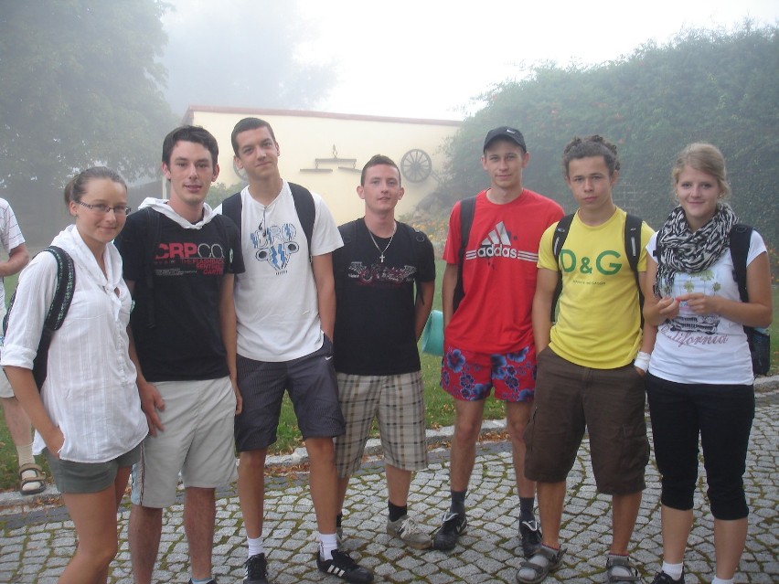 Od lewej: Angelika, Kamil, Gracjan, Sławek, Mateusz, Aron,...