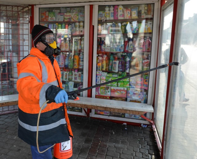 W Przemyślu jest około 200 przystanków autobusowych. We wtorek rano pracownicy Przemyskiej Gospodarki Komunalnej rozpoczęli ich dezynfekcję. Z kolei same autobusy Miejskiego Zakładu Komunikacji dezynfekowane są codziennie w sposób kompleksowy - wszystkie chwyty, kasowniki, siedzenia, podłogi.

Zobacz też:
- Przemyśl. Tu leżą osoby z podejrzeniem koronawirusa [FOTO]
- W Przemyślu pusto. Na ulicach garstka ludzi [ZDJĘCIA]