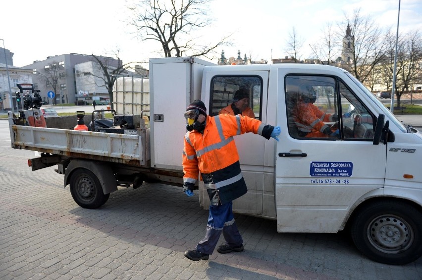 W Przemyślu jest około 200 przystanków autobusowych. We...