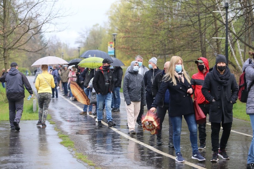 Tysiące ludzi ustawiło się w kolejce do punktu szczepień...