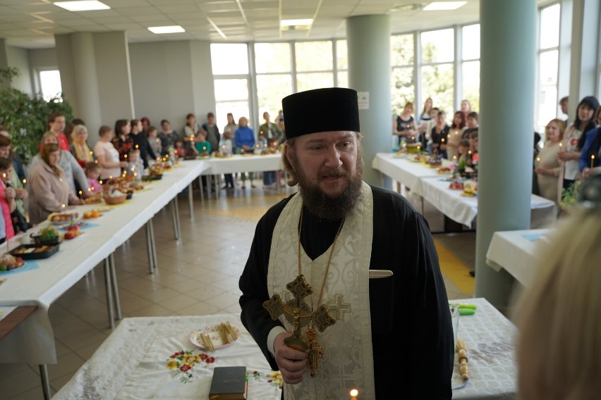 Skierniewice. Ukraińscy uchodźcy rozpoczęli Wielkanoc w hali OSiR