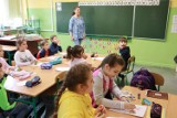Już ponad 4,6 tysięcy uchodźców z Ukrainy uczy się w łódzkich szkołach: najważniejsze, by dzieci poznały język polski