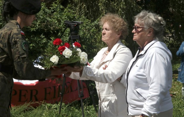Uroczystości w Grudziądzu odbyły się przy obelisku upamiętniającym ofiary rzezi wołyńskiej usytułowanym na skwerze u zbiegu ulic Rapackiego i Królewskiej