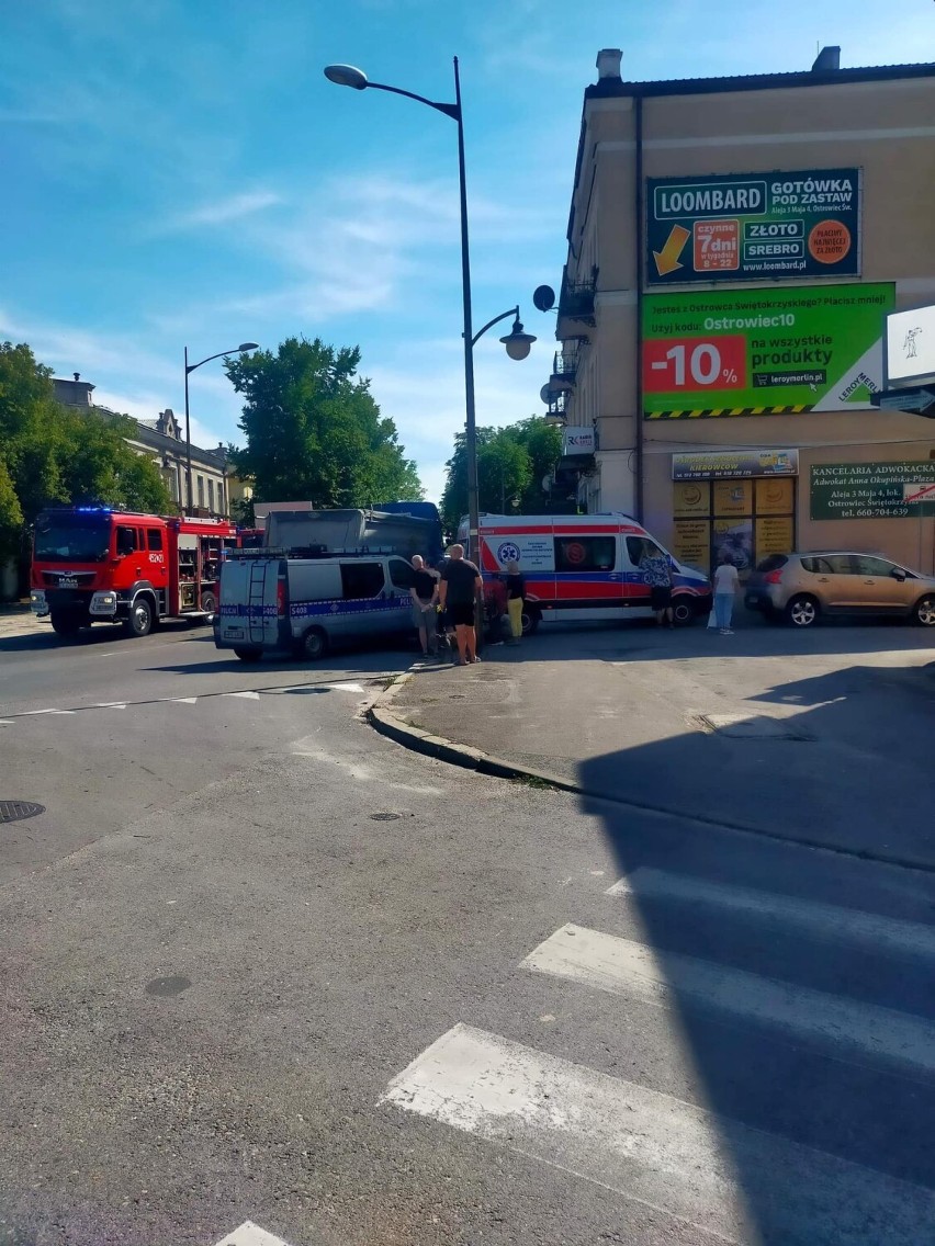 Śmiertelny wypadek w Ostrowcu. Kobieta zginęła pod kołami ciężarówki. Zobacz zdjęcia