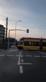 Wypadek w Warszawie. Zderzenie samochodu z tramwajem na skrzyżowaniu Wołoskiej, Racławickiej i Odyńca [ZDJĘCIA]