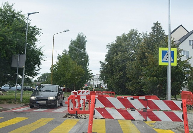 To jedno z najbardziej niebezpiecznych przejść dla pieszych na osiedlu Pyrzyckim. Znajduje się między szkolnymi budynkami, niedaleko sklepu Biedronka oraz tuż przy placu zabaw dla dzieci