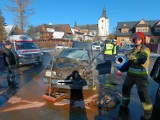 Wypadek w centrum Poronina. Ciężarówka zderzyła się z osobowym mercedesem