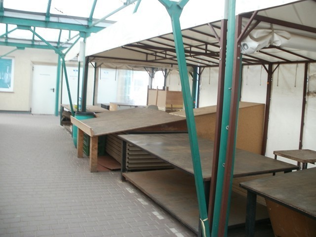 Bazar w Koninie pusty. Niska temperatura przegoniła sprzedawców