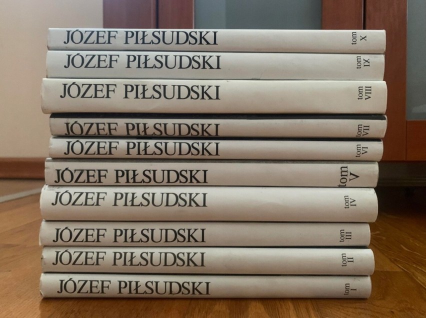 10 tomów "Pism Zbiorowych Józefa Piłsudskiego"...