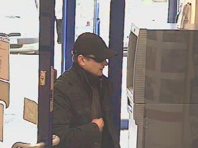 Policja szuka bandyty, który napadł na bank [ZDJĘCIA]